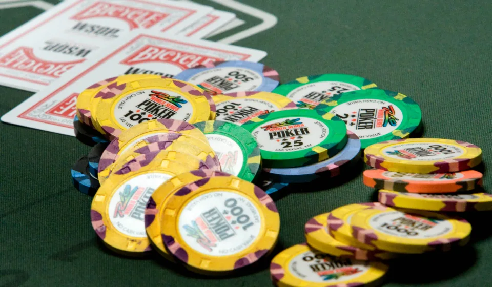 การจัดการเงินในการเล่นโป๊กเกอร์สด