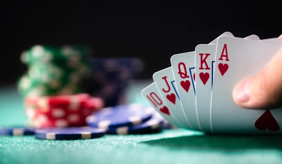 การเล่นโป๊กเกอร์สดออนไลน์